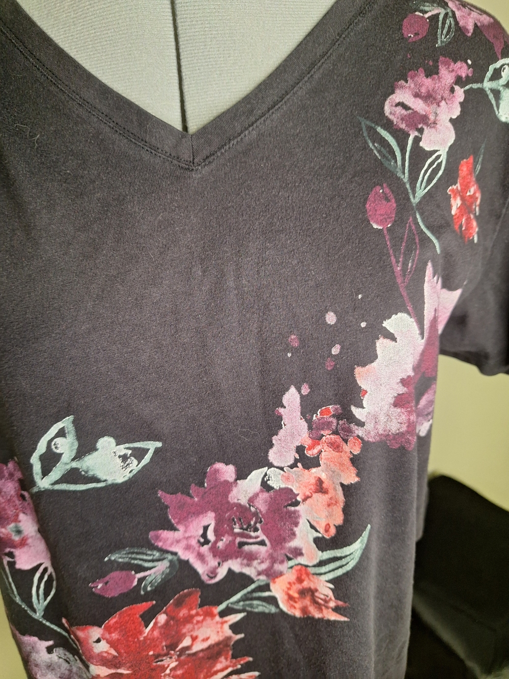 Women’s V-Neck Floral Print Top Black and Pink Size 1X